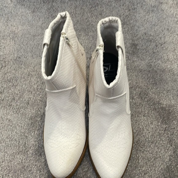 Dirty Laundry Unite white snake skin western booties. Size 7.5. Great condition - Picture 7 of 7